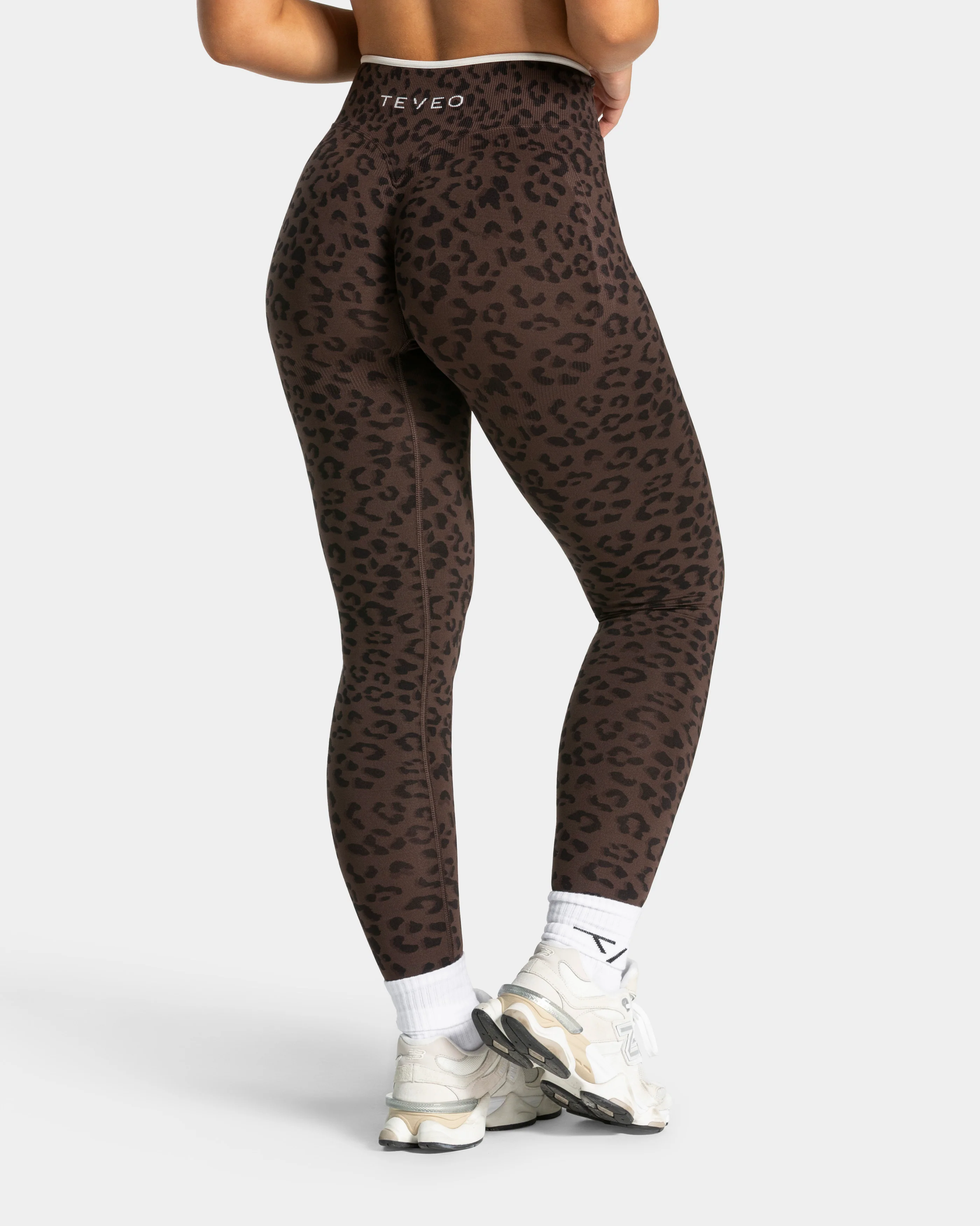 Contrastline Sculpt Scrunch Leggings "Leo Espresso" - Image 2
