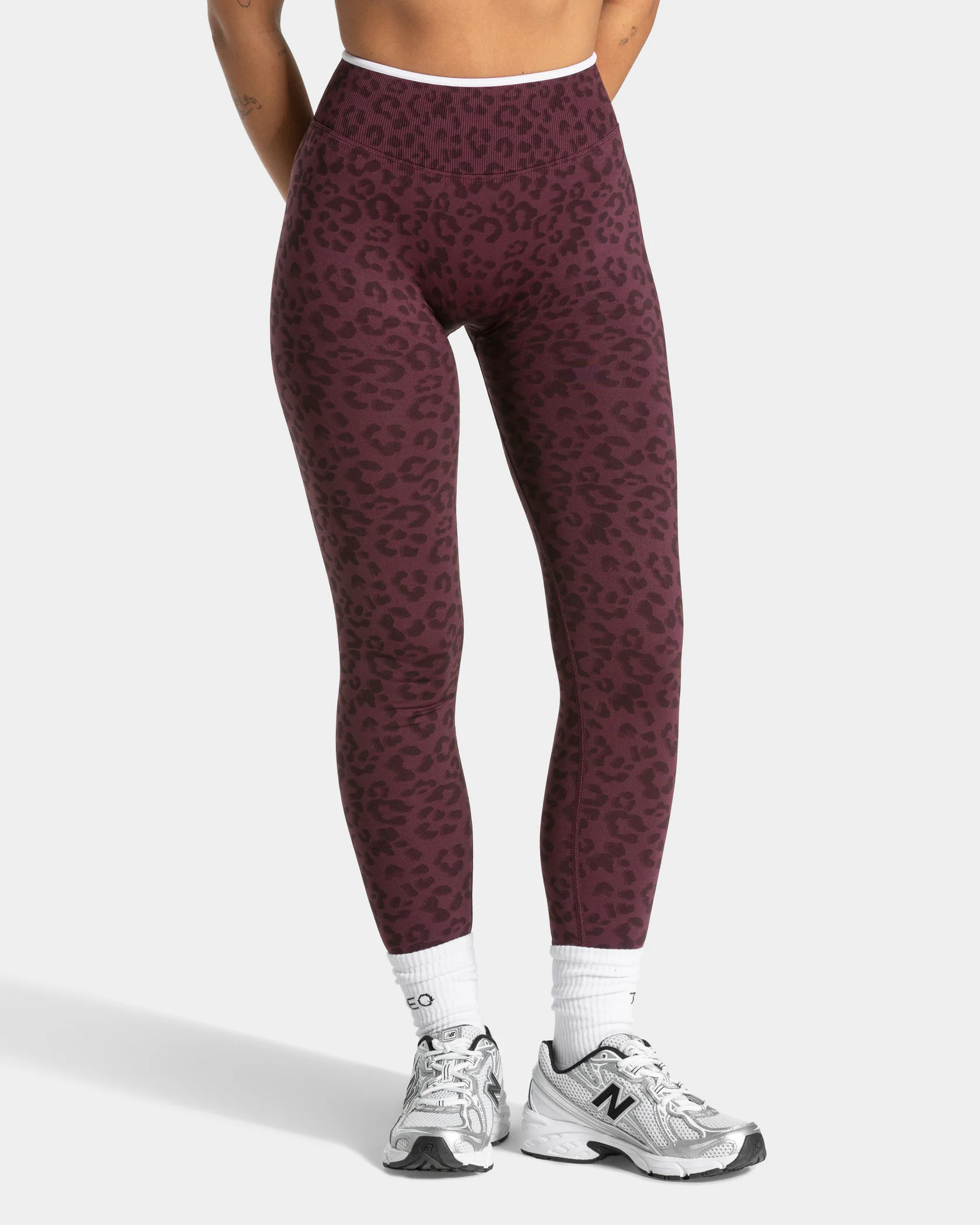 Contrastline Sculpt Scrunch Leggings "Leo Merlot" - Image 2