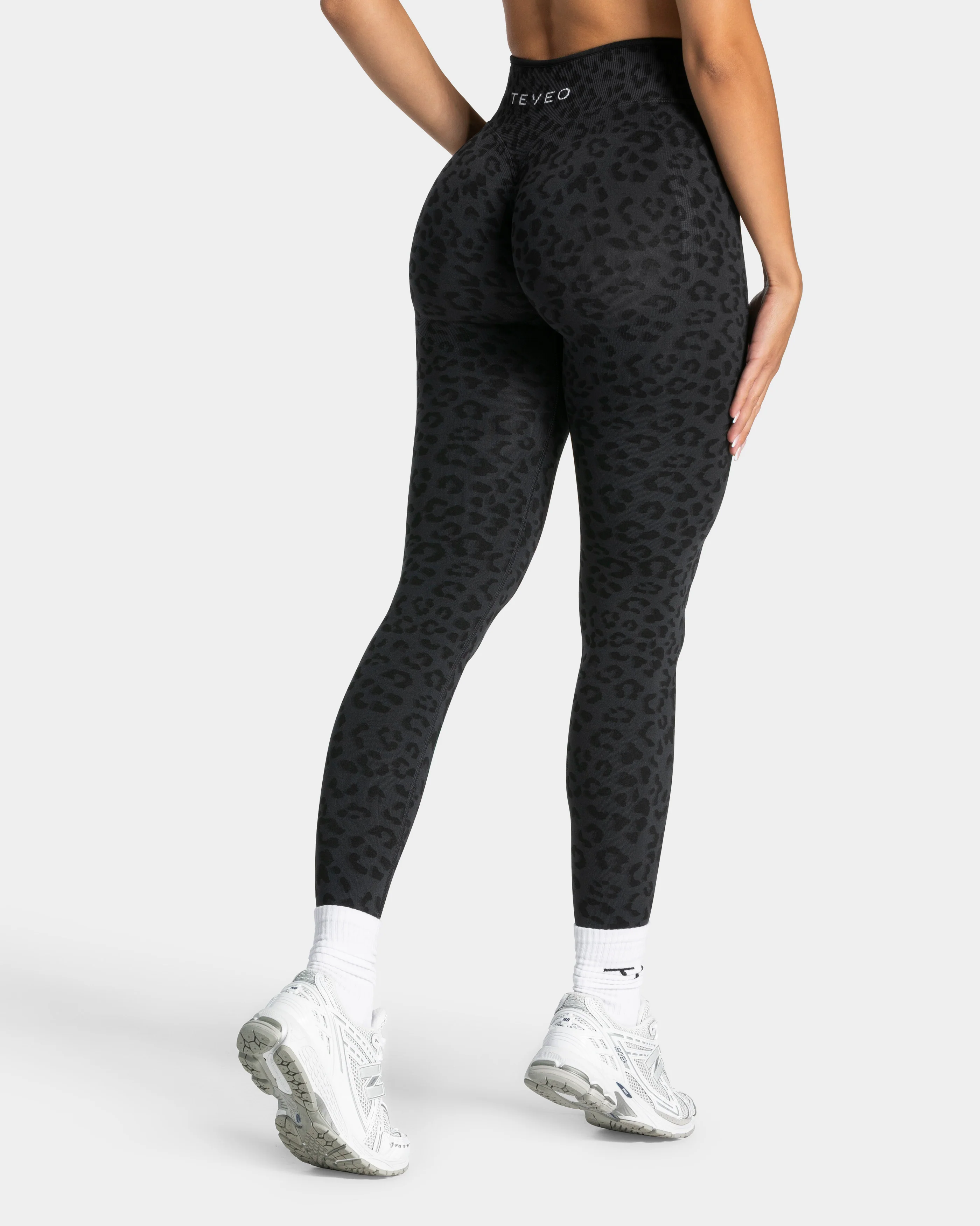 Contrastline Sculpt Scrunch Leggings "Leo Schwarz" - Image 2
