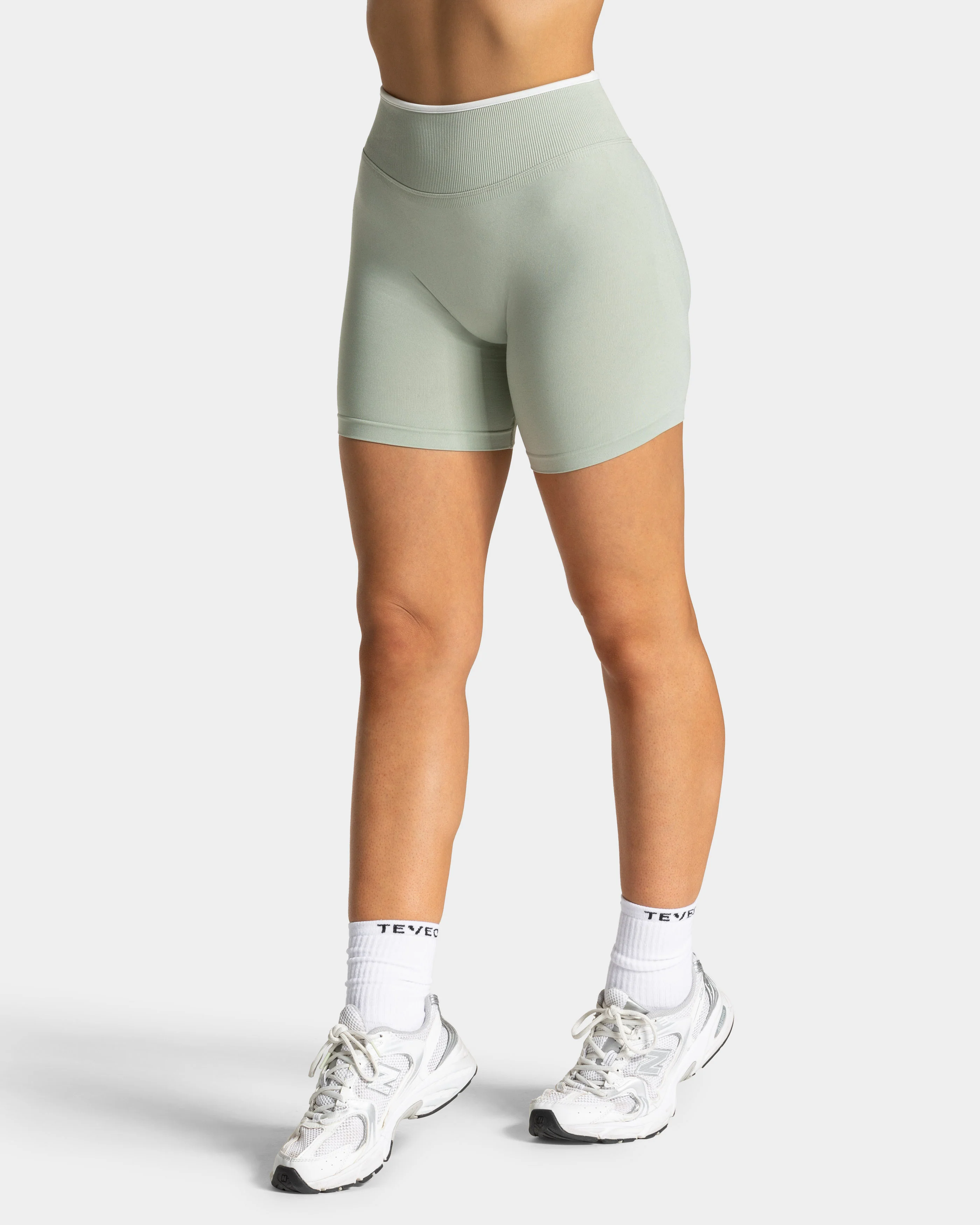 Contrastline Sculpt Scrunch Shorts "Pistachio" - Image 2