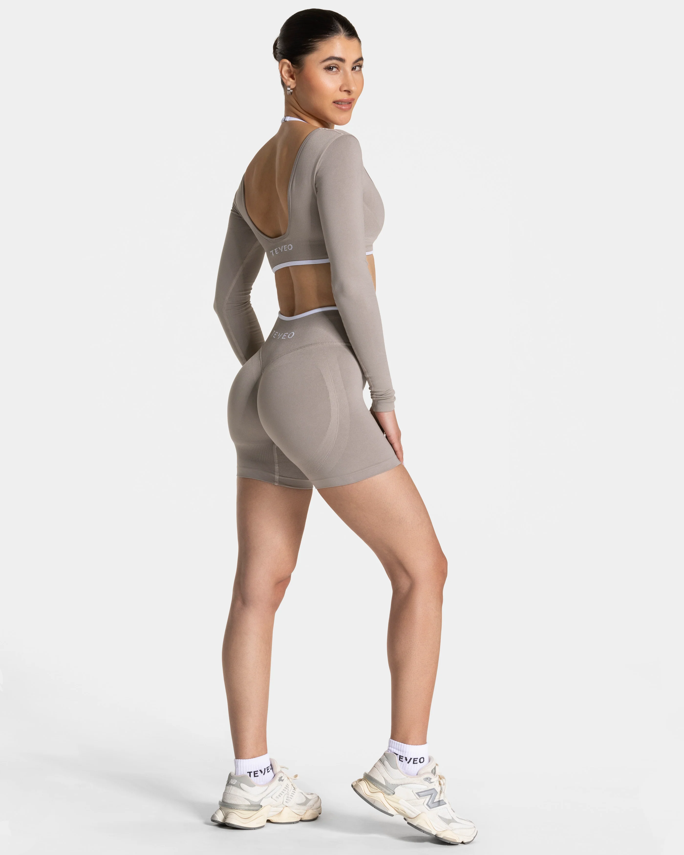 Contrastline Sculpt Scrunch Shorts "Stone" - Image 5