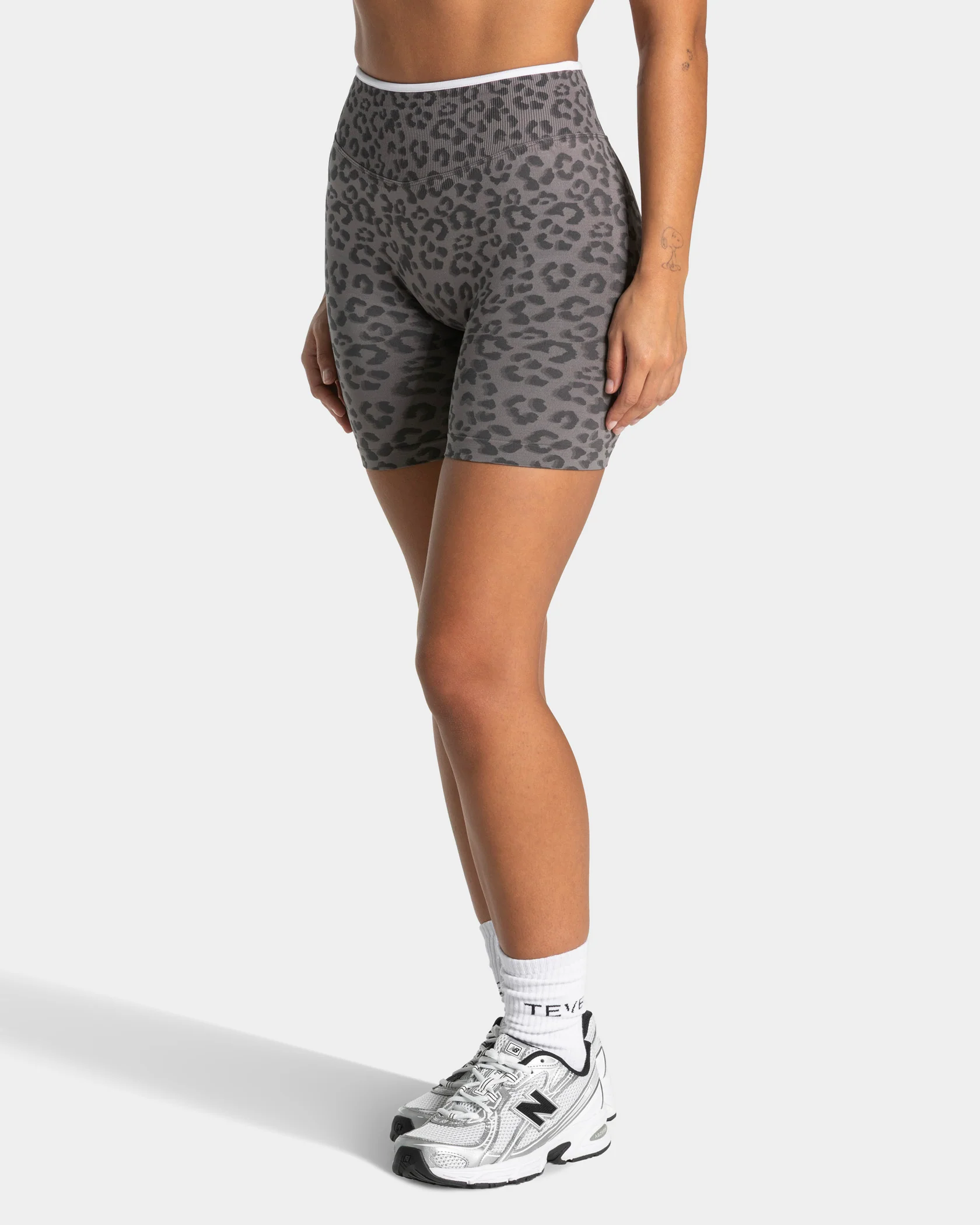 Contrastline Sculpt Scrunch Shorts "Leo Graphit" - Image 2