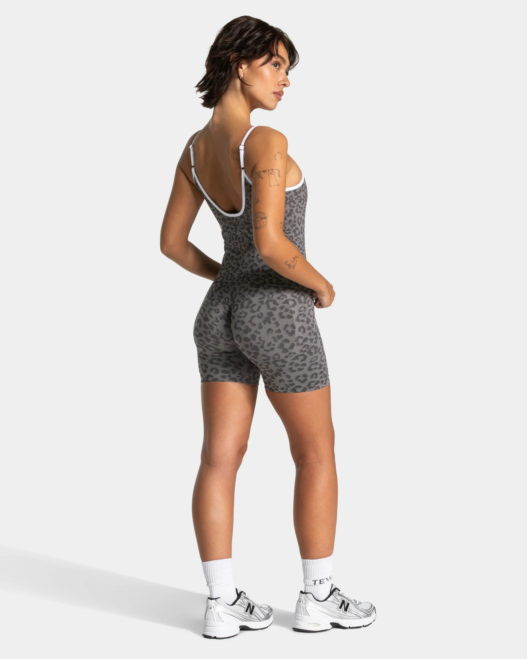 Contrastline Sculpt Scrunch Shorts "Leo Graphit" - Image 5