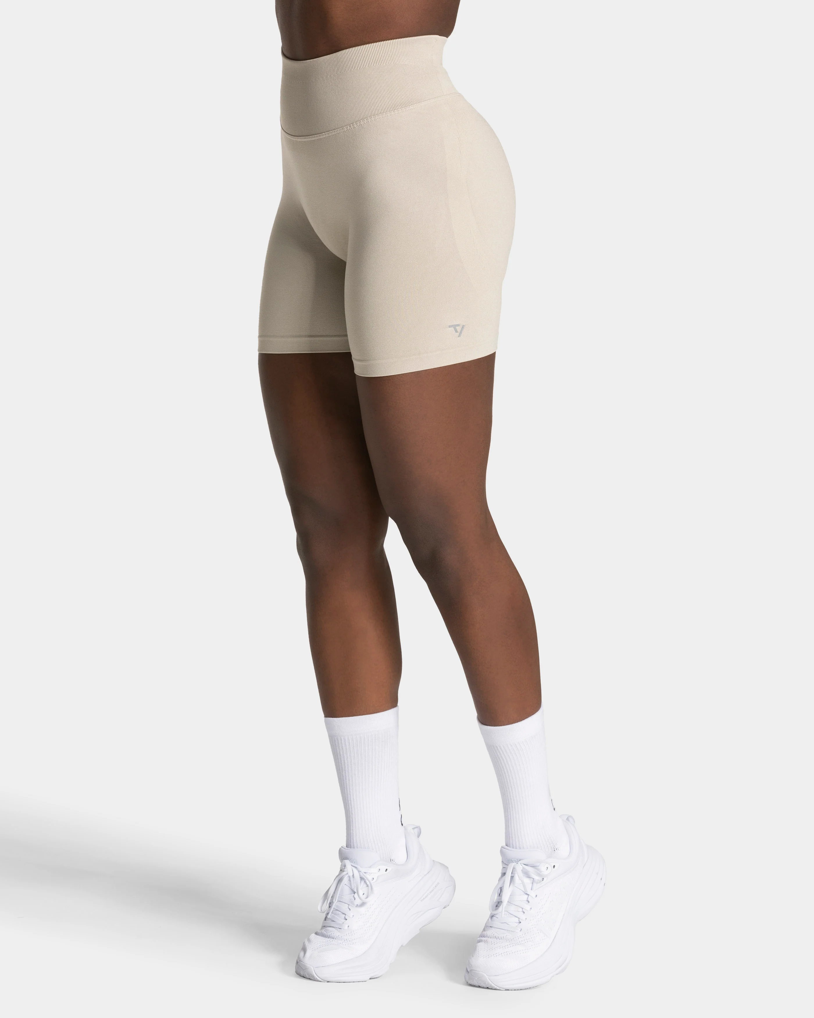 END Running Sculpt Scrunch Shorts "Latte" - Image 2